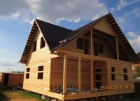 Металлочерепица на крыше дома из профилированного бруса 9x9