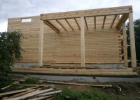 Потолочные балки террасы дома из профилированного бруса