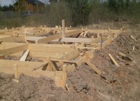 Укрепленная деревянная опалубка фундамента брусового дома