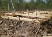 Укрепленная земляным валом деревянная опалубка