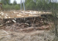 Опалубка будущего фундамента брусового дома