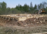 Щиты деревянной опалубки уркпленные земляным валом