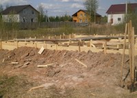Укрепленная деревянная опалубка фундамента