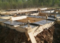 Равномерно распределенный раствор в опалубке фундамента