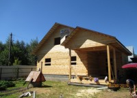Металлочерепица на крыше дома из бруса