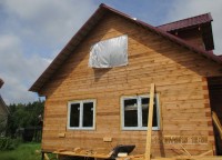 Пластиковые окна на первом этаже брусового дома
