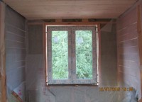 Установленное пластиковое окно на втором этаже брусового дома