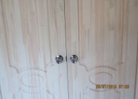 Деревянные межкомнатные двери установленные в комнате дома