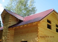 Металлочерепица на крыше дома из бруса