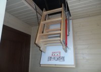 Складная лестница на второй этаж брусовой бани