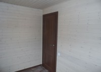 Установленная межкомнатная дверь в брусовой бане