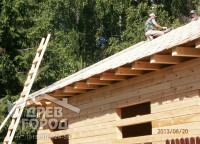 Процесс укладки изоляции на крышу дома 8х12
