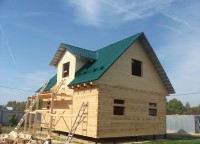Металлочерепица со снегоудержателями на крыше дома 7x9