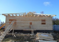 Начало строительства стропильной системы на доме из бруса с укреплением конструкции