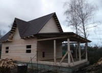 Металлочерепица на крыше дома и террасы