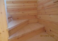 Ступени лестницы на второй этаж брусового дома