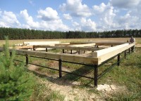 Укладка бруса на свайно-винтовой фундамент 8х9