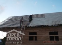 Металлочерепица на крыше дома 9x10
