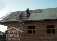Металлочерепица на крыше дома 9x10