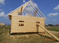 Установленная стропильная система дома 8x8