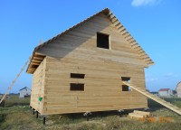 Пропил для окна во фронтоне дома 8x8 из профилированного бруса