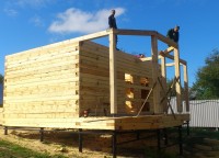 Процесс возведения террасы дома 7x7 из бруса