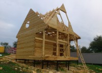 Передняя часть брусового дома 7x7 с террасой