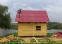 Работа над покрытием крыши дома 7x7