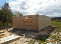 Пропил бруса для окна в стене дома 6x9 из профилированного бруса