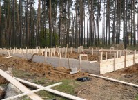 Деревянная опалубка по периметру фундамента