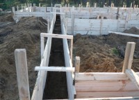 Скрепление опалубки дома